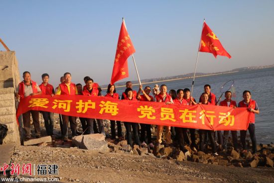 晋江市海洋与渔业局机关党支部的党员们同英林镇嘉排村党员开展 “爱河护海，河海兼顾，党员在行动”主题活动。