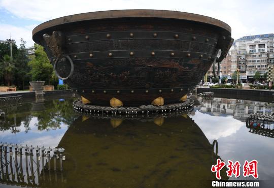 巨型铜雕擂钵采用锻铜制作而成，底部直径4.6米，顶端直径11.8米，高3.96米。　张斌　摄