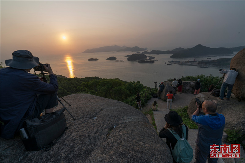 王毅 通讯员 陈清 文/图) 霞浦县三沙镇花竹村,天还没亮,夜宿于此的