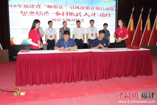 百名专家现场与闽清农业企业签约。