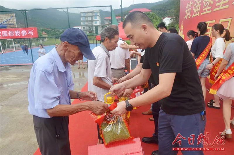 城厢区灵川镇径里村联合镇机关党支部开展八月主题党日志愿服务活动