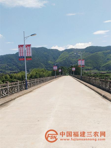 为村内两旁道路安装了70盏路灯.jpg