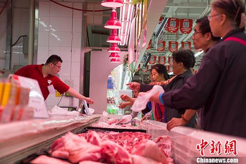 8月9日，在连续三个月在“1”时代徘徊后，7月份中国居民消费价格总水平（CPI）上扬至“2”区间。当日，中国国家统计局发布数据显示，2018年7月份，中国CPI同比上涨2.1%。其中，城市上涨2.1%，农村上涨2.0%；食品价格上涨0.5%，非食品价格上涨2.4%；消费品价格上涨1.8%，服务价格上涨2.5%。1-7月平均，中国CPI同比涨2.0%。图为7月，山西太原某超市民众购买猪肉。 <a target='_blank' href='http://www.chinanews.com/' _fcksavedurl='http://www.chinanews.com/'>中新社</a> 张云 摄