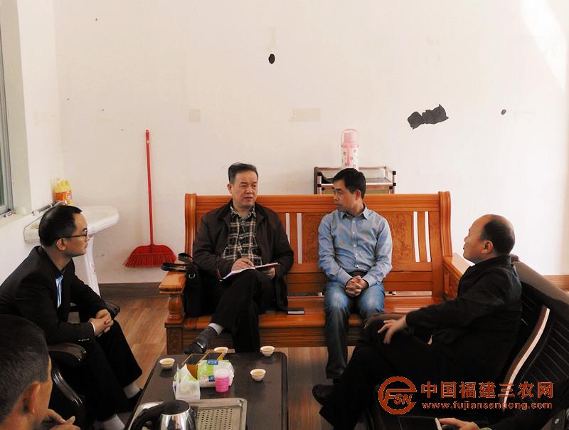 林可登领队（前左一）看望驻村第一书记姚子辉（前右二）.jpg
