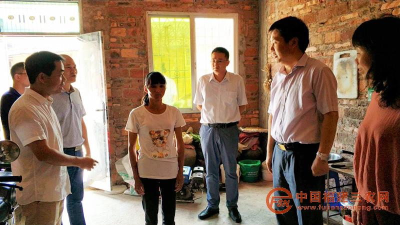 姚子辉书记（左一）陪同省科技厅游建胜副厅长（右二）慰问贫困户.jpg
