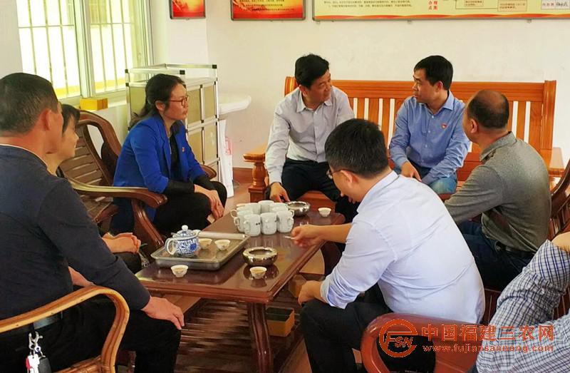 沈金水部长（左二）看望驻村第一书记姚子辉（右二）.jpg
