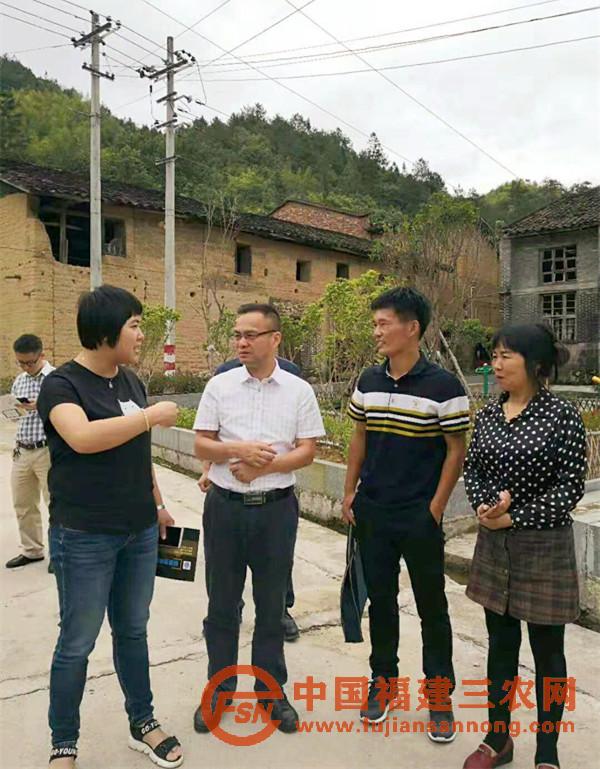 福建技师学院党委书记、院长罗增桂（左二）指导驻村工作.jpg