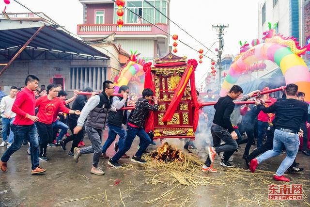 泉州：妈祖巡香雨中举行 蟳埔女演绎闽南风情