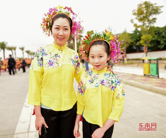 泉州：妈祖巡香雨中举行 蟳埔女演绎闽南风情