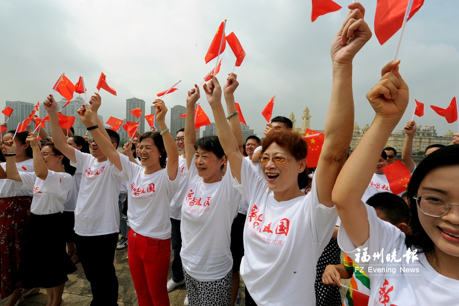 台江300多人上演创意快闪 献礼新中国70周年华诞