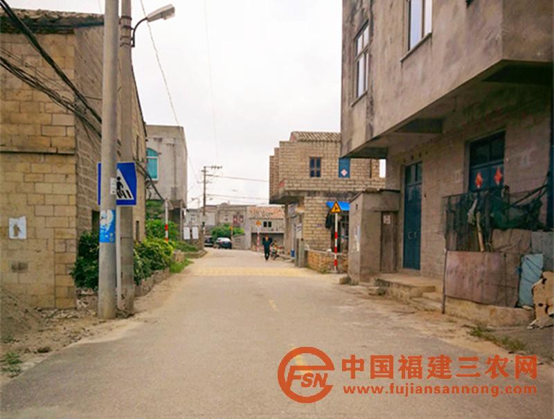习近平总书记1998年挂钩帮扶大坪村期间捐建的村道.jpg