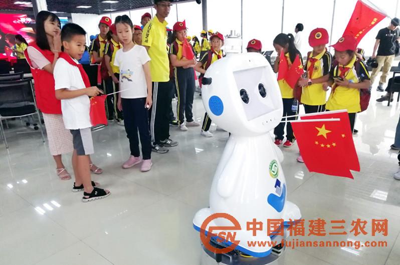 10月1日，闽藏少年儿童体验手动操作人工智能农业机器人“小睿”.jpg
