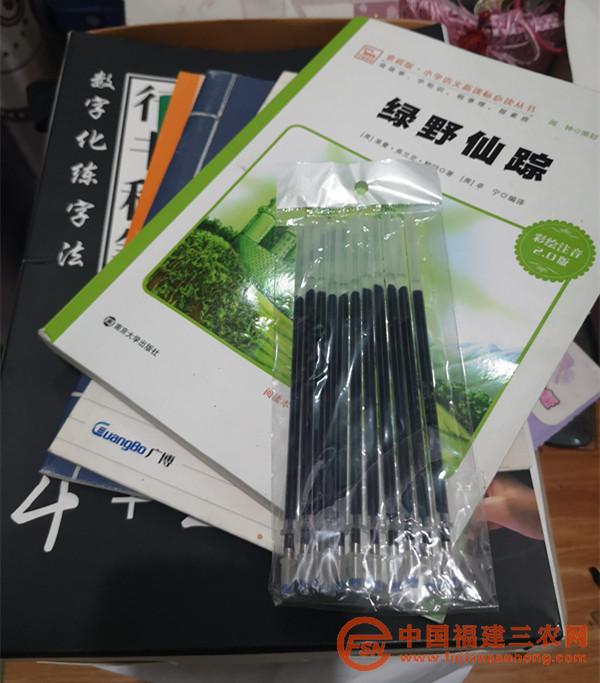 送给孩子的部分书籍和学习用品.jpg