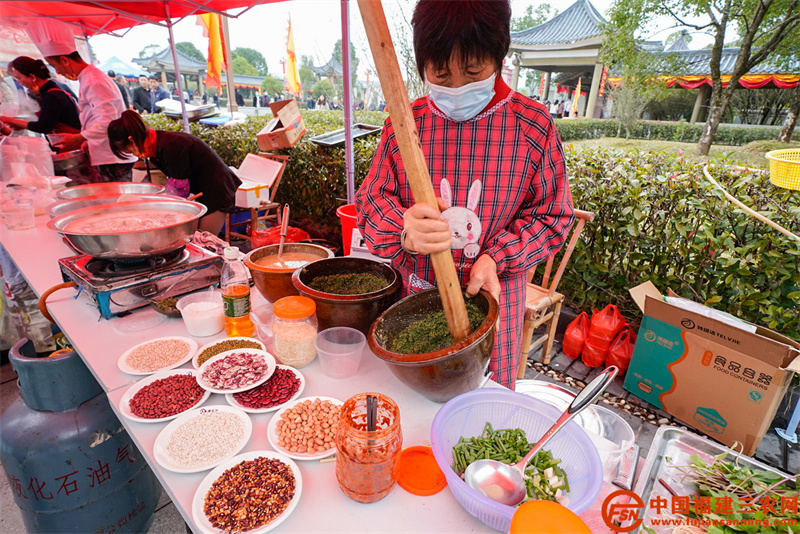 整场活动精彩纷呈，给现场的观众带来了一场美食、文化、视觉盛宴，让周边县市区的游客领略到了客家美食的魅力。（ 周志鸿 摄）  (2).jpg