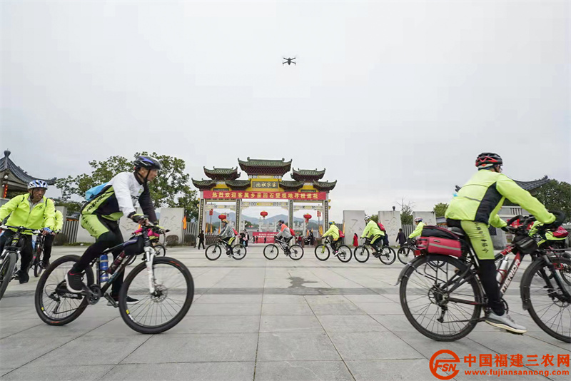 骑行活动丰富了文化旅游节的内容，宣传绿色出行，健康出行的理念。（ 周志鸿 摄） (2).jpg