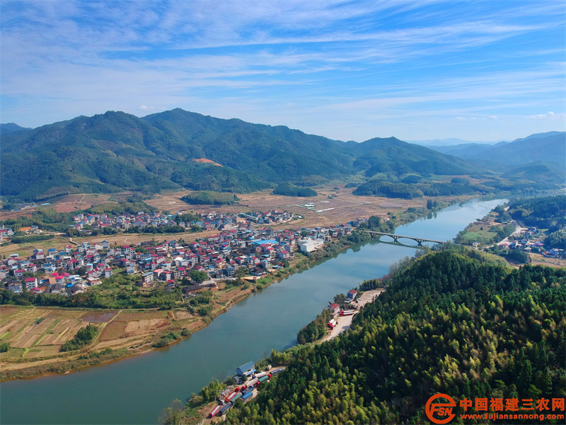 位于福建省南平市建阳区回龙乡浒洲村，无人机航拍的南浦溪流域风景美如画。(黄杰敏 摄) (2).jpg