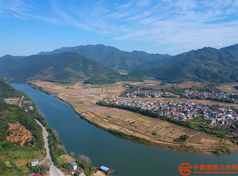 位于福建省南平市建阳区回龙乡浒洲村，无人机航拍的南浦溪流域风景美如画。(黄杰敏 摄) (4).jpg
