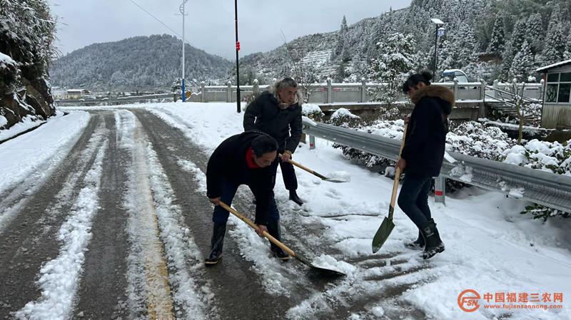 组织党员干部清理道路积雪.jpg