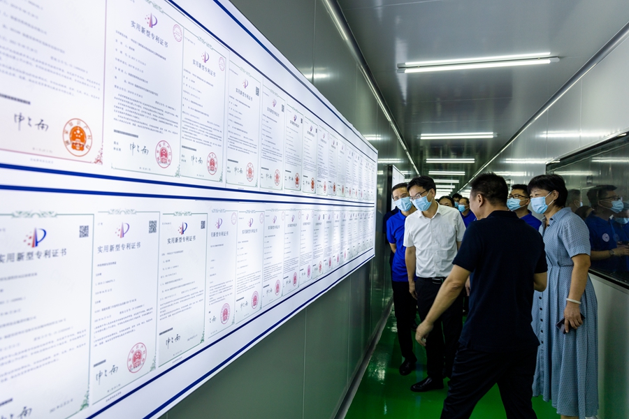 8月25日，在福建省漳州市龙海区一家食品企业，一面挂满各类专利证书的墙吸引了参观者的注意。杨辉潜摄