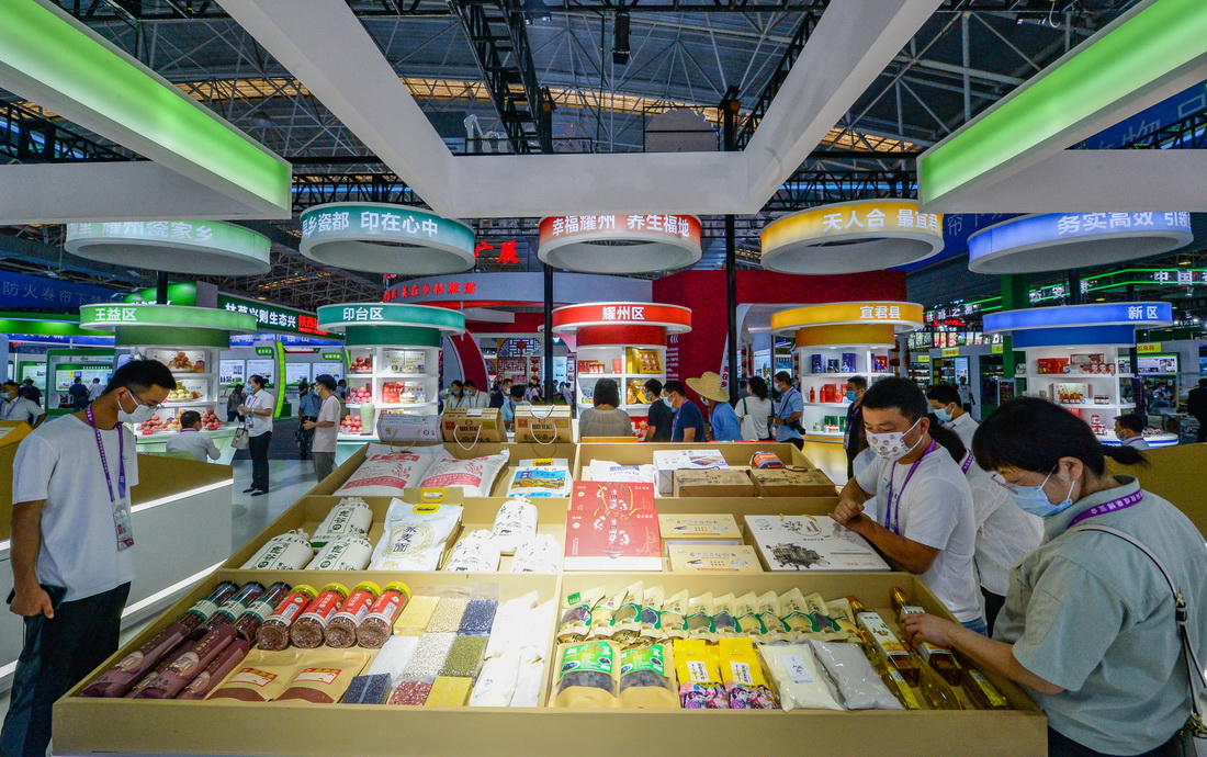 9月15日，在农业科技示范推广应用展馆，参观者了解特色农产品。