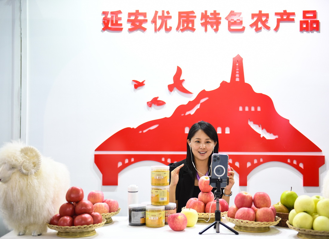 9月15日，在农业科技示范推广应用展馆延安展区，主播在介绍特色农产品。