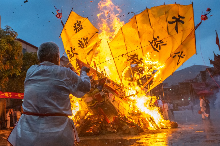 莆田灵川五帝庙烧王船。蔡昊摄