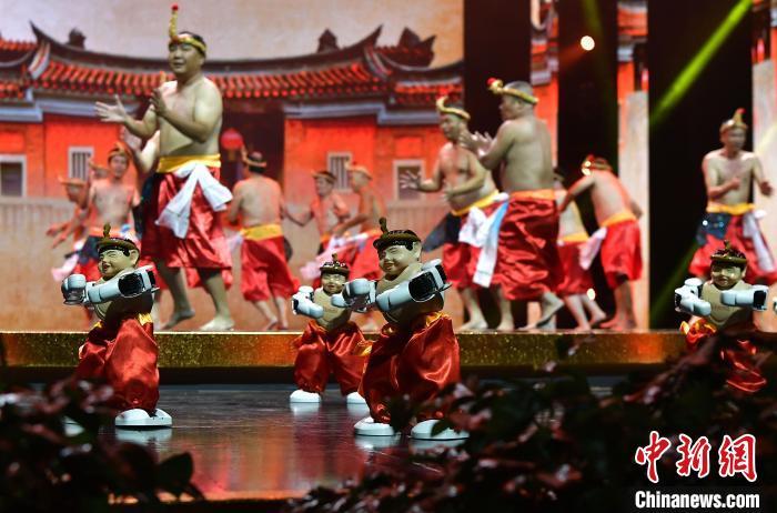 图为晚会上泉州市鲤城区王宫拍胸舞队和机器人同台表演闽南民间文化“活化石”——拍胸舞。　张斌 摄