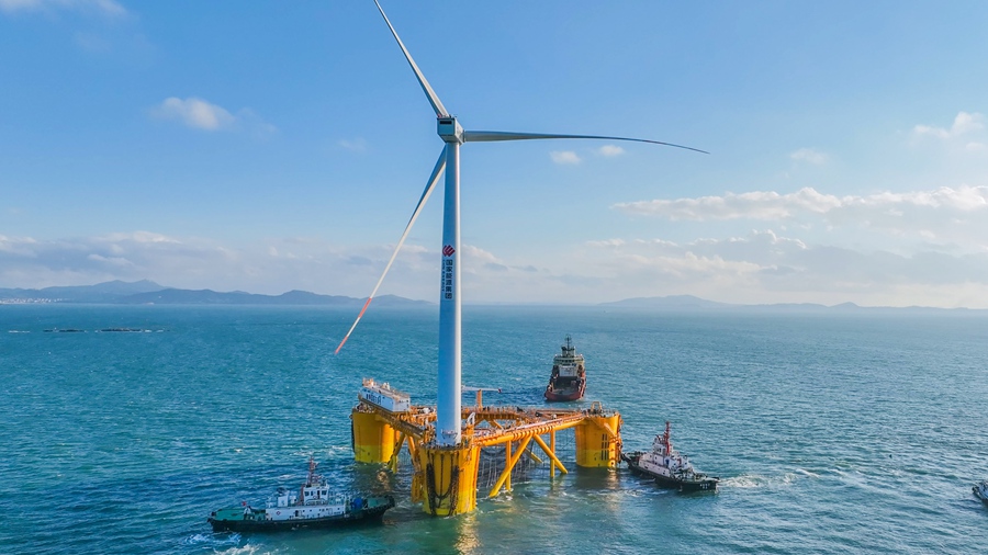 全球首个漂浮式风渔融合项目在福建莆田南日岛海上风电场安装完成。林启鑫摄