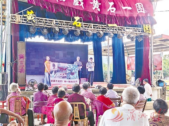 华亭镇创新打造“华亭人 一家人”宣讲团特色品牌，戏台变身“宣讲台”。（来源：湄洲日报）